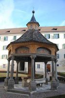 Renaissancebrunnen im Kloster Neustift mit Abbildung 7 Weltwunder u. Kloster Neustift