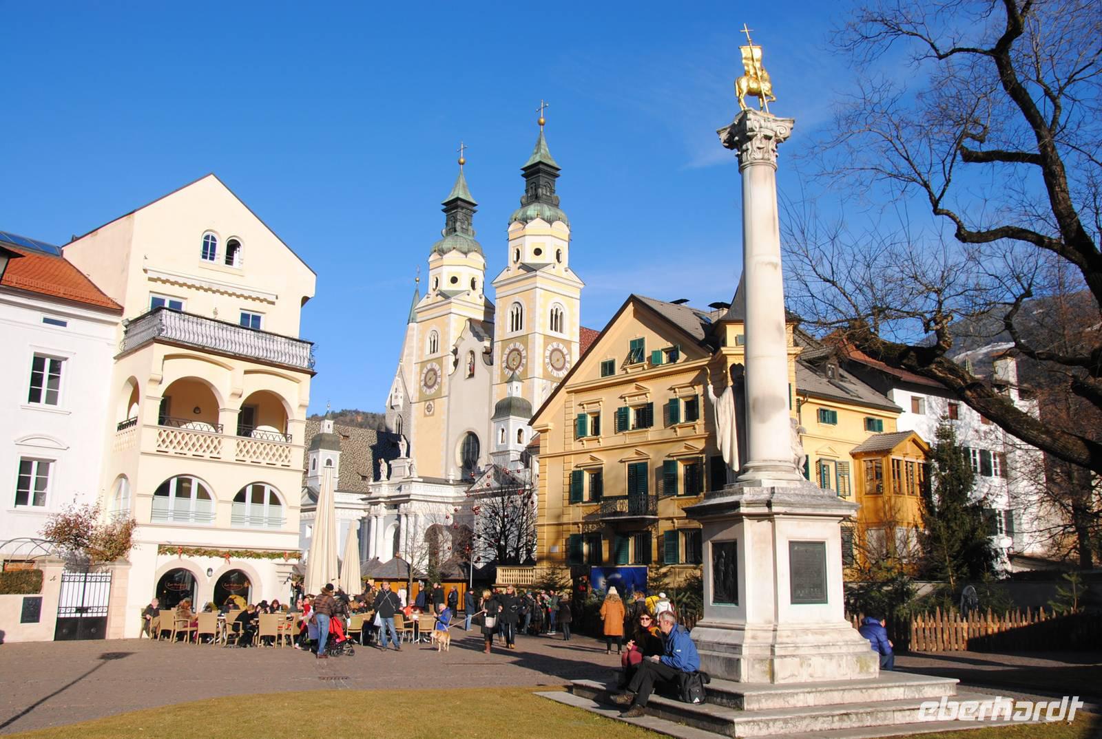 Blick auf den Dom und Domplatz von Brixen