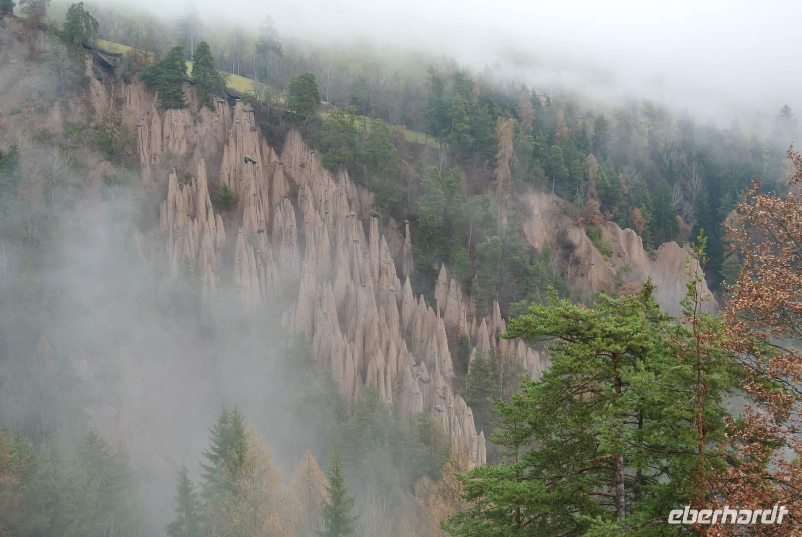 Erdpyramiden bei Seemoos in Wolken