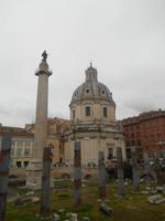 Trajanssäule - im Hintergrund die Kirche Santissimo Nome di Maria