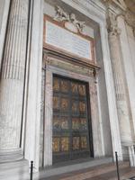 Besichtigung der Peterskirche (Heilige Pforte von außen)