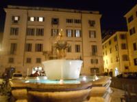 Lichter-Spaziergang (antiker Brunnen auf der Piazza Farnese)
