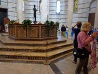  Taufbecken im Baptisterium