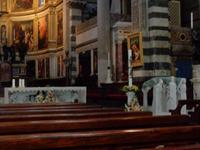  moderner Altar und Pult im altehrwürdigen Dom