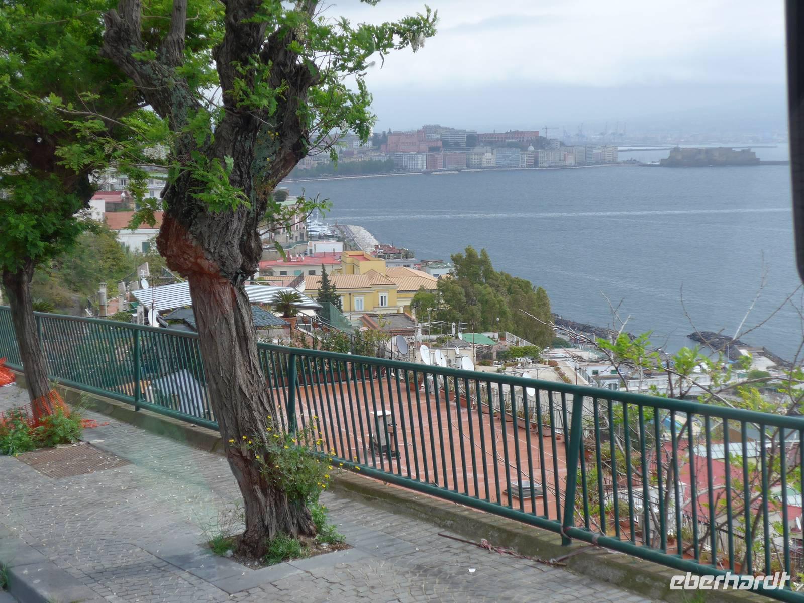 Blick auf das Castel dell Ovo am Hafen in Neapel 