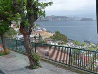 Blick auf das Castel dell Ovo am Hafen in Neapel 