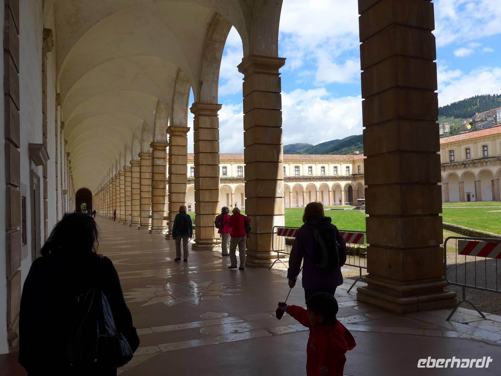 grosser Kreuzgang in der Kartause von Padula