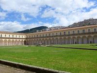 grosser Kreuzgang in der Kartause von Padula