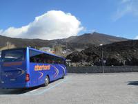 unser Bus auf knapp 2.000 m Höhe am Ätna ...