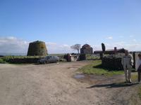 Kirche und Nuraghe Santa Sabina.