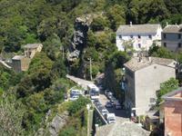 Der Bus am Ortseingang von Nonza.