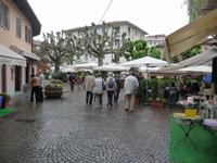 Ein idyllischer Platz mit Cafés in Stresa.