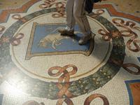 Mit dem Absatz auf einem besonderen Teil des armen Stiers herumtrampeln verheißt Glück.