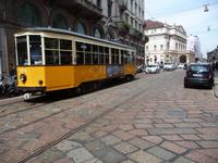 Es gibt diese alten aber auch krachmoderne Straßenbahnen in Mailand. 