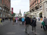 Durch die Via Dante mit Blick auf das Castello geht's zurück zum Bus.