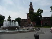 Ein Wahrzeichen Milanos: Castello Sforzesco, das Schloß, mit dem Springbrunnen.