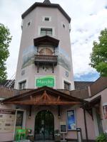 Über dem Balkon erscheint, wenn man Glück hat, Heidi: ihre Welt sind die Berge.