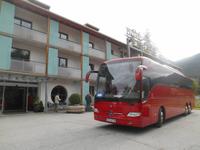 unser Reisebus vor dem Hotel 