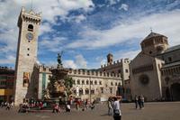 Domplatz mit Glockenturm, Neptunbrunnen und Dom in Trient