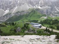 Aufstieg zum Cirjoch - Blick zur Seilbahnstation und zum Grödnerjoch