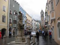 Sterzing - Fußgängerzone mit dem Hl. Nepomuk 