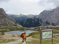 Bergsee an der Drei-Zinnen-Hütte mit Blick zu den Karnischen Alpen