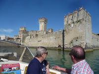 Die Scaliger Burg in Sirmione am Gardasee vom Wasser aus gesehen.