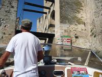 Bootsfahrt unter der Ziehbrücke der Burg hindurch.