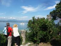 Blick auf ein Boot im Gardasee