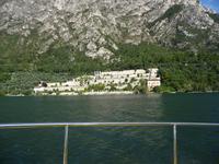 Vom See aus erblickt man ein erstes Zitronengewächshaus, eine Limonaia ...