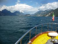 Blick auf den schrägen Monte Brioni, links liegt Riva, rechts liegt Torbole