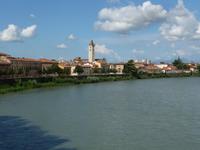 Blick über die Etsch (it. Adige) auf die romanische Kirche des Bischofs San Zeno. 