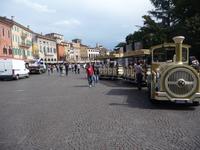 Die Touristenbahn auf der Piazza Bra in Verona; elegante Renaissancehäuser.