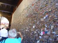 Die Wand mit Liebesschwüren und Liebeshoffnungen in vielen Sprachen der Welt.