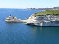 Bonifacio - Felsen mit La Madonetta an Hafeneinfahrt