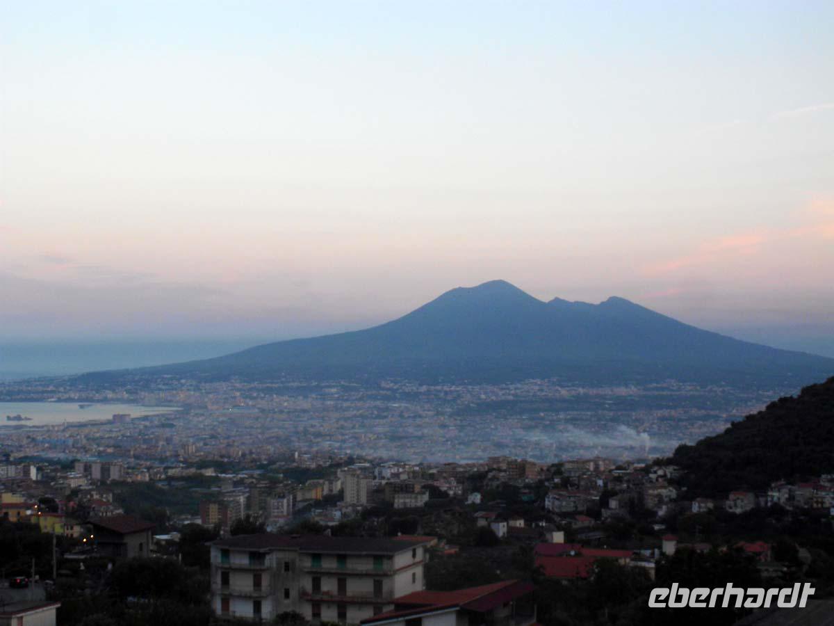 Der Vesuv im Morgengrauen