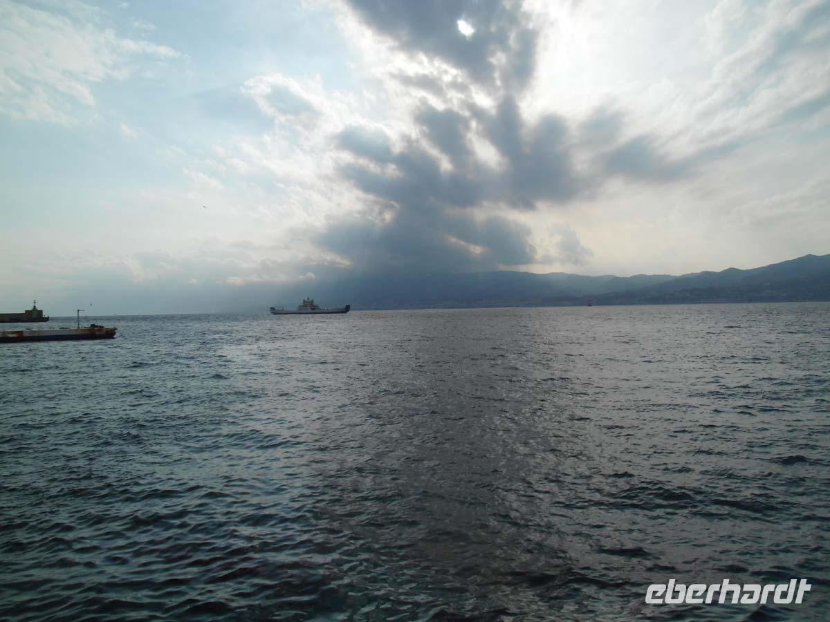 Über Messina ists düster