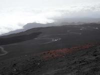 Kurvige Piste zum Gipfel des Ätna