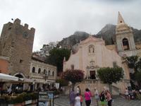 Vor der Kathedrale von Taormina