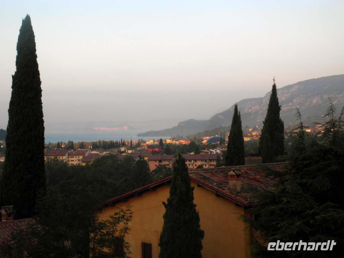 Blick auf den Gardasee im Morgendunst