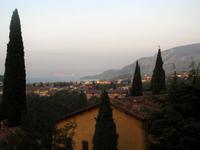 Blick auf den Gardasee im Morgendunst