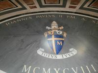 Wappen eines Papstes im Petersdom