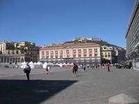 Neapel - Piazza del Plebiscito mit Blick zum Castel Sant'Elmo auf dem Vomero 