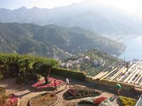 Ravello - Blick von der Terrasse der Villa Rufolo auf die Amalfiküste - die Bühne wird abgebaut