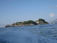 ... vorbei an einer Insel