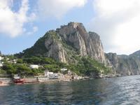 Die Südküste der Insel Capri - hochoben auf dem Felsen die Villa Krupp