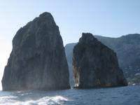 ... und noch einmal zwei der drei Faraglioni-Felsen