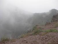 und hüllen auch den Krater ein