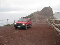 ... die Führer dürfen mit dem Auto auf dem Kraterweg fahren
