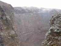 ... und hier auf die unterschiedlichen Gesteinsschichten im Krater